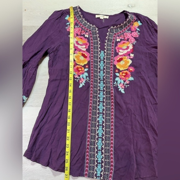 ANDREE by UNIT Purple Floral Embroidered 3/4 Bell Sleeve Split Neck Top Sz S - Picture 8 of 9